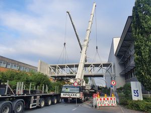 [Translate to English:] Montage Verbindungsbruecke